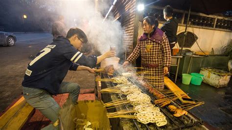   La Deliziosa Piquanteness del Cibo di Strada con una Piccantezza Rinfrescante: A Spasso per le Strade di Puyang con il Chui-Chuan Shousi