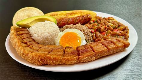  Bandeja Paisa: Un'Esplosione di Sapori Antichi Incastonati in una Presentazione Moderna!