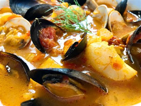  La Bouillabaisse: Una Sinfonia di Sapori dal Mare e una Danza di Erbe Provenzali!