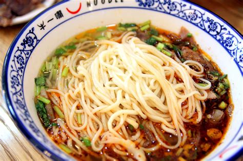  Lanzhou La Mian: Un Piatto Nutriente e Saporito Perfetto per il Palato Amante della Semplicità!