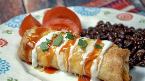  Chimichanga: Un delizioso intreccio di sapori piccanti e consistenza croccante!