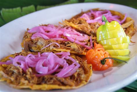  Cochinita Pibil: Un viaggio gustoso nella cucina Yucateca, dove la carne arrosto incontra l'aroma agrumato!