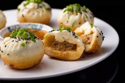  Cuo Duo Sheng Jian Bao: Una sinfonia di sapori morbidi che si fondono con una crosta irresistibilmente croccante!