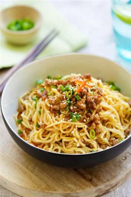  Dan Dan Mian: Una Sinfonia Piccante di Sapori con Noodles Spessi e Intriganti!