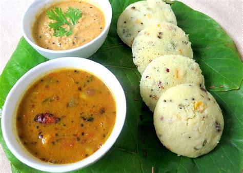 Idli sambar: Una delizia indiana di morbidezza e freschezza che danza sul palato!