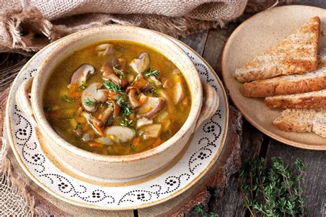   La Squisita Zuppa di Funghi e Verdure: Un connubio Aromatico tra Terre e Fiumi!