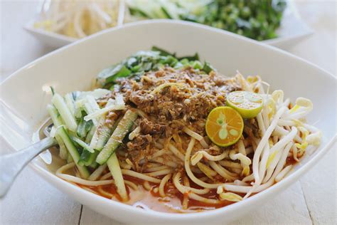  Laksa Johor: Una Deliziosa Fuga Cremosa di Sapori Piccanti e Aromatici! 