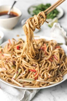  Spicy Cold Noodles con Sesame Paste: Un'esplosione di sapori piccanti che incontrano la cremosità avvolgente!